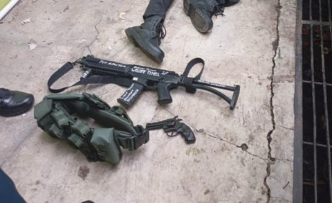 Konten TikTok: Tulisan di Senjata Mainan Terduga Pelaku Ledakan di SMAN 72