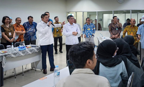 Pesan Seskab Teddy ke Peserta Magang Kemnaker: Penghasilan Pertama buat Ortu