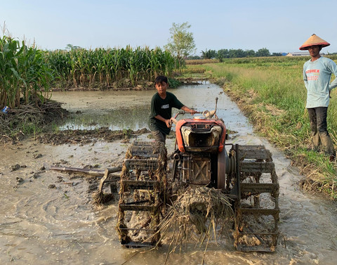 Pulang Sekolah Lanjut ke Sawah