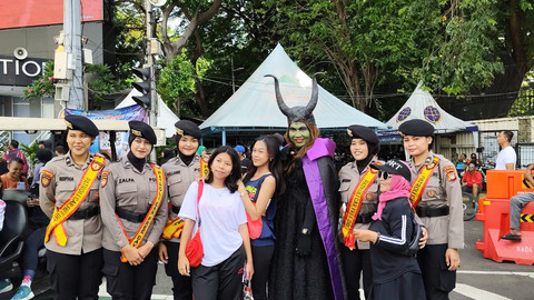 Saat 'Maleficent' Muncul di CFD Bundaran HI, Jadi Sasaran Foto Polwan