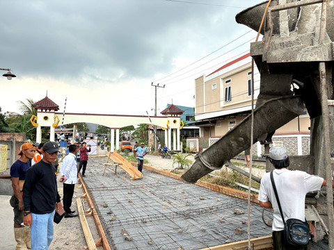 Warga Perumahan Pemda Lampung Cor Jalan Rusak Pakai Dana Swadaya