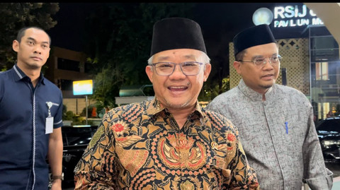 Mendikdasmen Abdul Mu’ti Besuk Korban Ledakan SMAN 72 di RSI Cempaka Putih