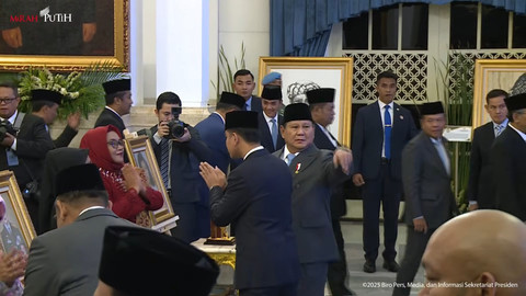 Momen Prabowo Cari Seskab Teddy Saat Salami Keluarga Marsinah