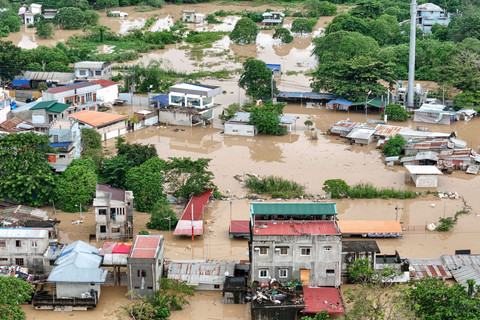 Foto: Banjir Akibat Topan Super Fung-wong Rendam Rumah Warga di Filipina