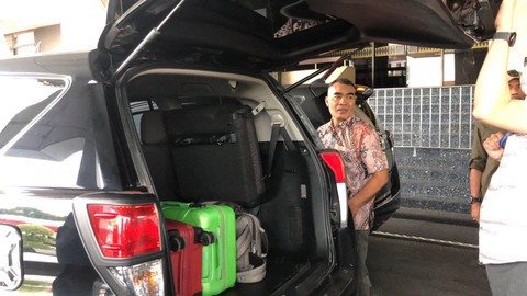 KPK Bawa Sekda dan Kabag Protokol Riau Beserta 3 Koper dari Kantor Gubernur Riau