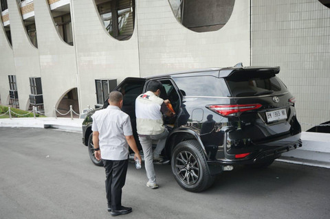 KPK Geledah Kantor Gubernur Riau, Ada Mobil yang Turut Diperiksa