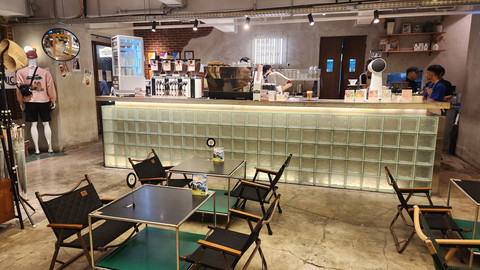 Hidden Coffee Shop Kalcer di Blok M, Cocok buat WFC-an!