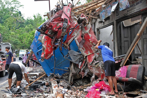 Foto: Kecelakaan Maut Truk di Purworejo Hancurkan Deretan Kios