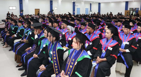 Perdana, 102 Mahasiswa ITKK Sekadau Diwisuda