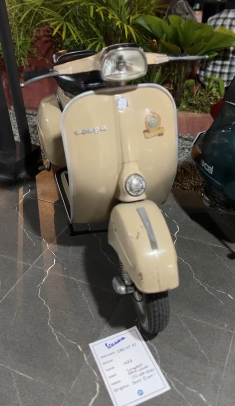 Melihat Motor Vespa Seharga Rumah