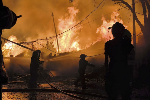 Kios di Sukahaji Bandung Terbakar, 14 Unit Damkar Dikerahkan