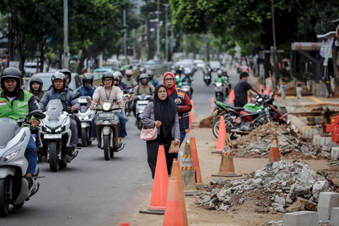 Foto: Perjuangan Pejalan Kaki di Tengah Proyek Galian di Jalan Dr. Soepomo