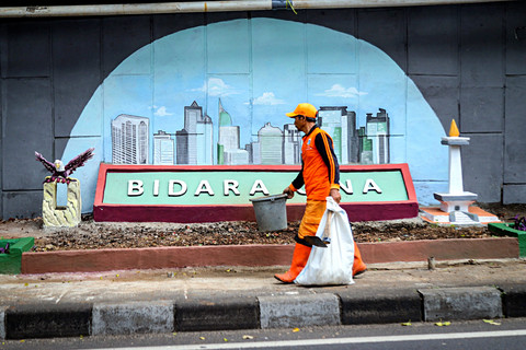 Foto: Pasukan Oranye Percantik Kawasan Kolong Flyover Kampung Melayu