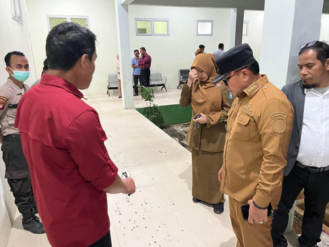 Lantai RSUD Penuh Bercak Semen, Bupati Sujiwo Minta Pelaksana Tanggung Jawab