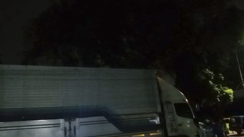 Pria Diduga Depresi Mengamuk di Atas Truk Boks di Depok