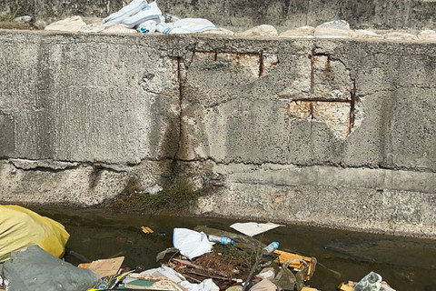 Melihat Kondisi Tanggul Muara Baru yang Bocor