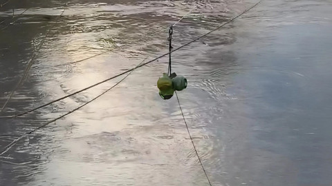 Bahu-Membahu Salurkan LPG Lewat Sling Rope di Sungai Tingkeum, Bireuen