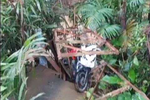 Jembatan Gantung di Lebak Ambruk, 5 Pelajar Jatuh ke Sungai
