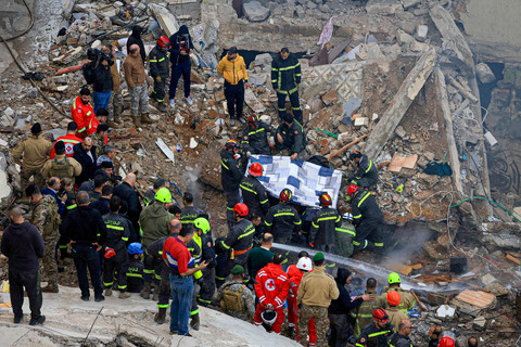 Foto: 13 Orang Tewas dalam Runtuhnya Bangunan di Lebanon