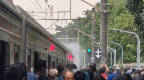 KRL Keluarkan Asap di Stasiun Universitas Pancasila Jaksel, Penumpang Panik