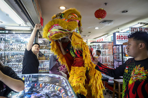 Foto: Barongsai Meriahkan Imlek di Pusat Perbelanjaan Senen
