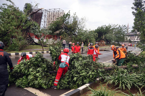 Foto: Puting Beliung Terjang Stadion Pakansari Bogor, Atap Rusak Parah