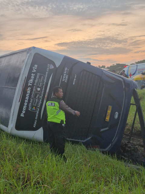 Bus Tabrak Truk lalu Masuk Parit di Tol Solo-Ngawi, 1 Pramugari Bus Tewas