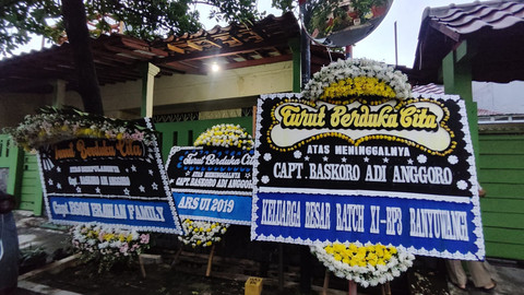 Karangan Bunga Penuhi Rumah Duka Kopilot Smart Av yang Meninggal Ditembak KKB