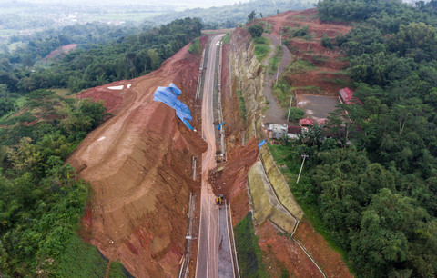 Foto: Jalur Lingkar Utara Jatigede Sumedang Ditutup Sementara Imbas Longsor