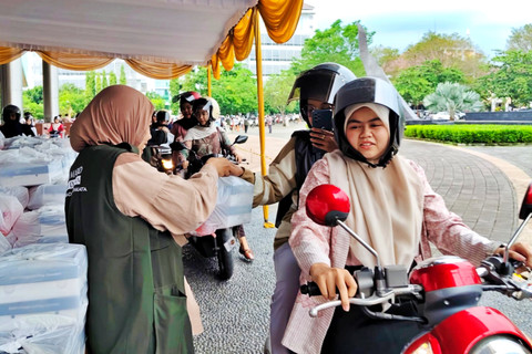 Melihat Takjil Drive Thru Gratis di UMY: Antrenya Sejak Jam 2