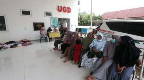 Warga Pidie Jaya antre untuk mendapat fasilitas kesehatan pascabencana banjir