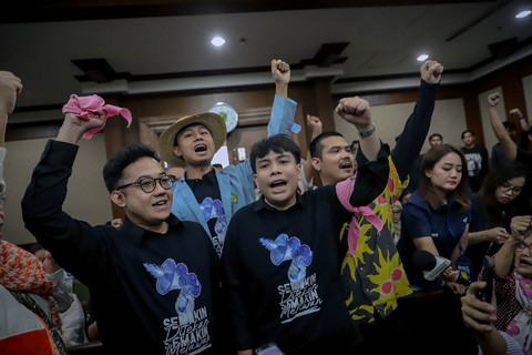 Foto: Delpedro dkk Divonis Bebas, Bentangkan Bendera Iran