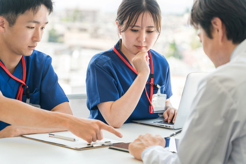 Tangan Menenangkan, Hati Terluka: Bahaya Compassion Fatigue Pada Perawat