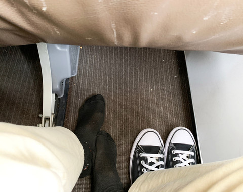 Alasan Penumpang Sebaiknya Tak Pakai Kaus Kaki Hitam Saat Naik Pesawat