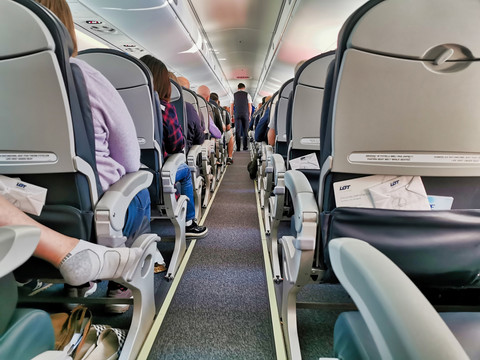 Jangan Asal Ambil Ponsel yang Jatuh di Kursi Pesawat, Ini Alasannya