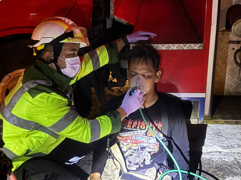 2 Petugas Damkar Alami Sesak Napas saat Padamkan Kebakaran Restoran di Tangsel