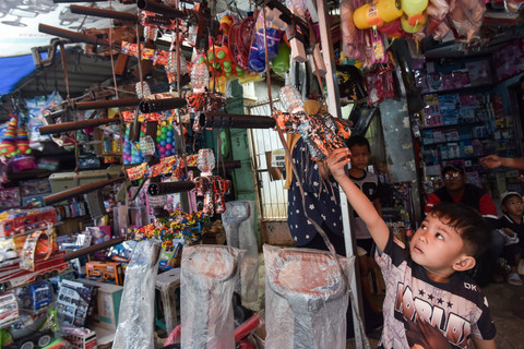 Berkah Lebaran Bagi Pedagang Mainan Pasar Gembrong: Tembakan Jelly Jadi Incaran