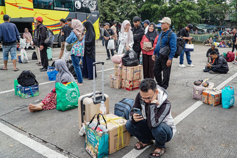 Lebaran Usai, Jakarta Memanggil: Pemudik Mulai Padati Terminal Kampung Rambutan