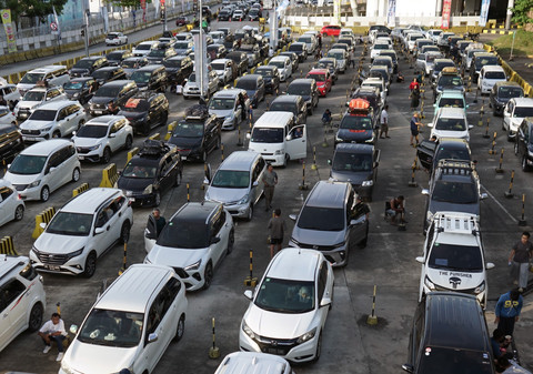 Foto: Kendaraan Mengular di Pelabuhan Bakauheni Jelang Puncak Arus Balik