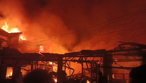 Kebakaran Landa Pasar Segiri, Samarinda: 44 Kios dan Ruko Ludes