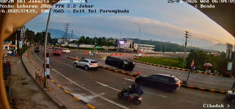 Mobil Ngebut lalu Tabrak Pembatas Jalan Exit Tol Parungkuda hingga Terguling