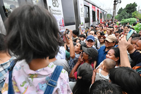 Tangis Haru Warga saat Prabowo Blusukan ke Permukiman Bantaran Rel Senen
