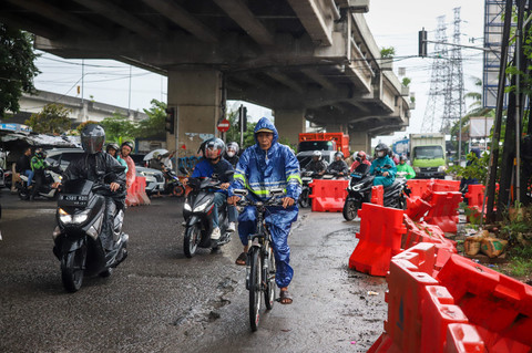 Foto: Sedia Payung-Jas Hujan, BMKG Ingatkan Cuaca Buruk Imbas Siklon Narelle