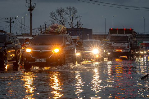 Foto: Arus Balik Tersendat Imbas Banjir Rob di Jalur Pantura Semarang-Demak