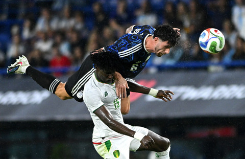 Foto: Pemain Como Bikin Gol, Argentina Menang Lawan Mauritania