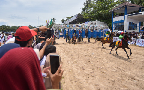 Foto: Ajang 'Pacu Kudo' 2026 Semarakkan Libur Lebaran di Padang Pariaman