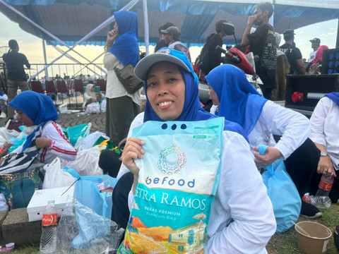 Cerita Warga Patungan Sewa Mikrolet demi Dapatkan Sembako Gratis Prabowo