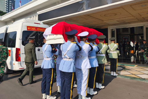 Jenazah Eks Menhan Juwono Darsono Tiba di Gedung Kemenhan untuk Disemayamkan