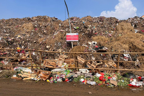 Curhat Warga Keluhkan Gunungan Sampah di Pasar Kramat Jati: Bikin Sesak Napas