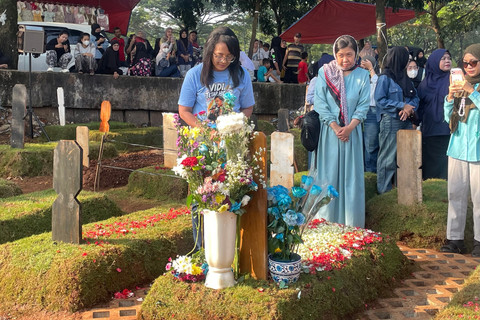 Fans Ziarah di Hari Ulang Tahun Vidi Aldiano, Kompak Pakai Baju Warna Biru